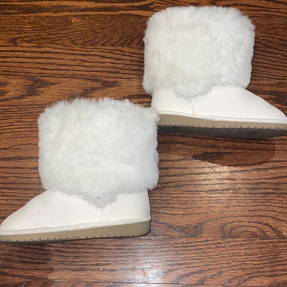 COPY - Girls WHITE Furr Boots| Size 8 The Children’s Place - Picture 4 of 5